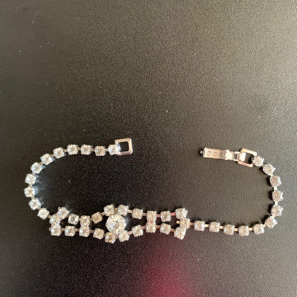 Vintage rhinestone clasp bracelet.
